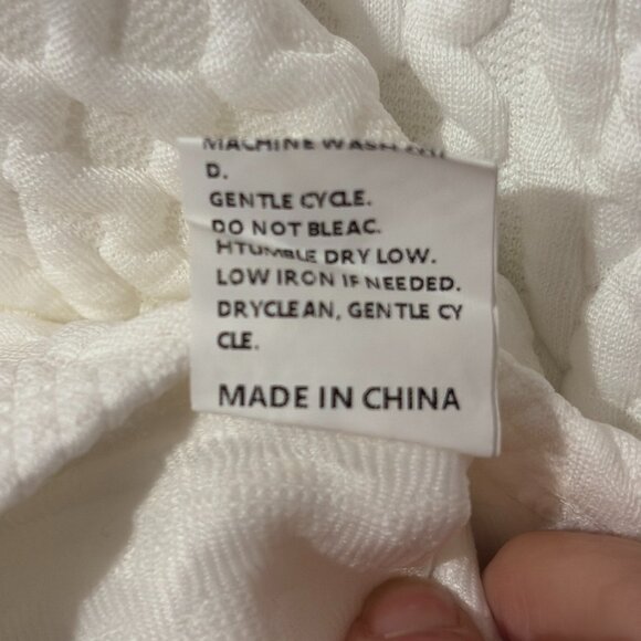 Cozy Meets Chic: White Textured Sweater (Size L) - Picture 3 of 9